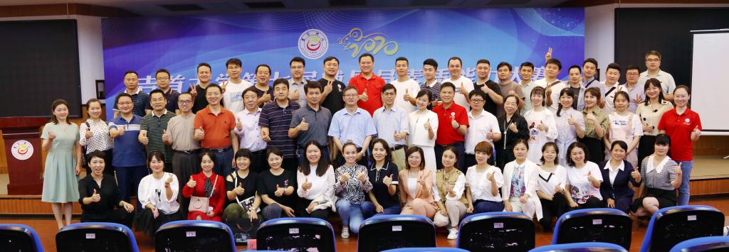图为 全校参赛辅导员与学校领导合影 图为 全校参赛辅导员与学校领导合影