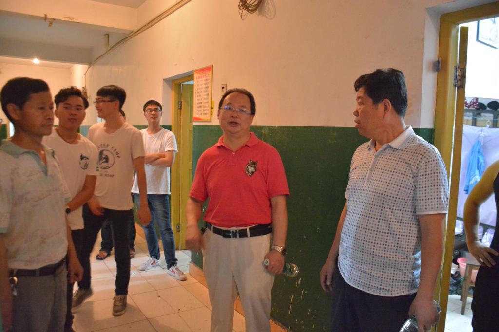 公司领导老师下寝关怀毕业生