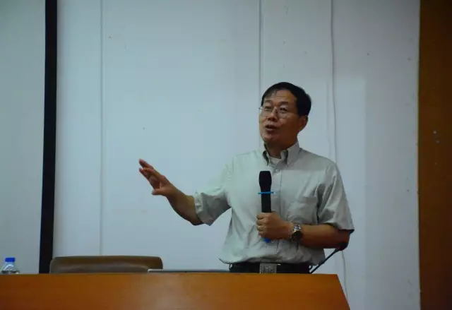 朱国明老师正在进行讲座