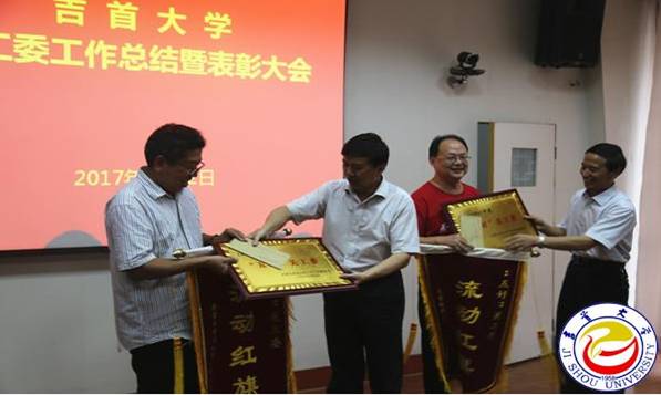 公司党委书记熊文斌在接受流动红旗