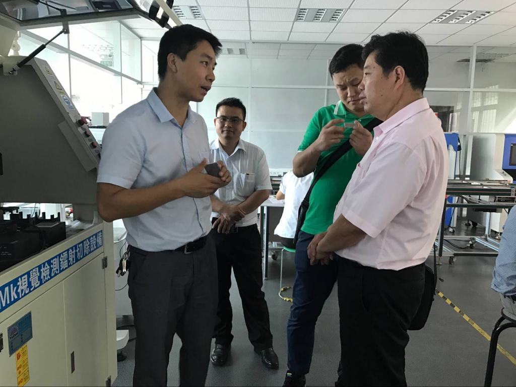 图为公司老师走访用人单位
