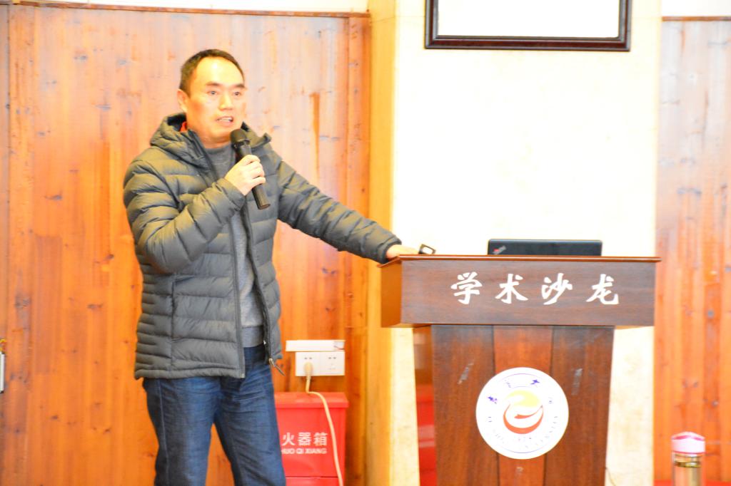 (图为杨老师进行讲座)