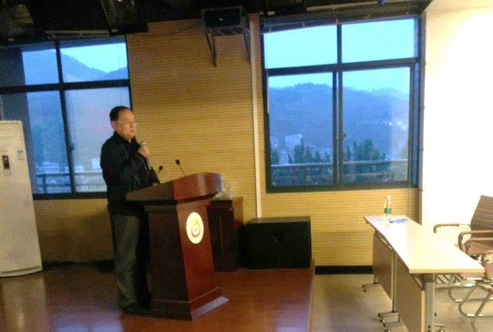 图为 熊文斌书记在颁奖典礼上发言